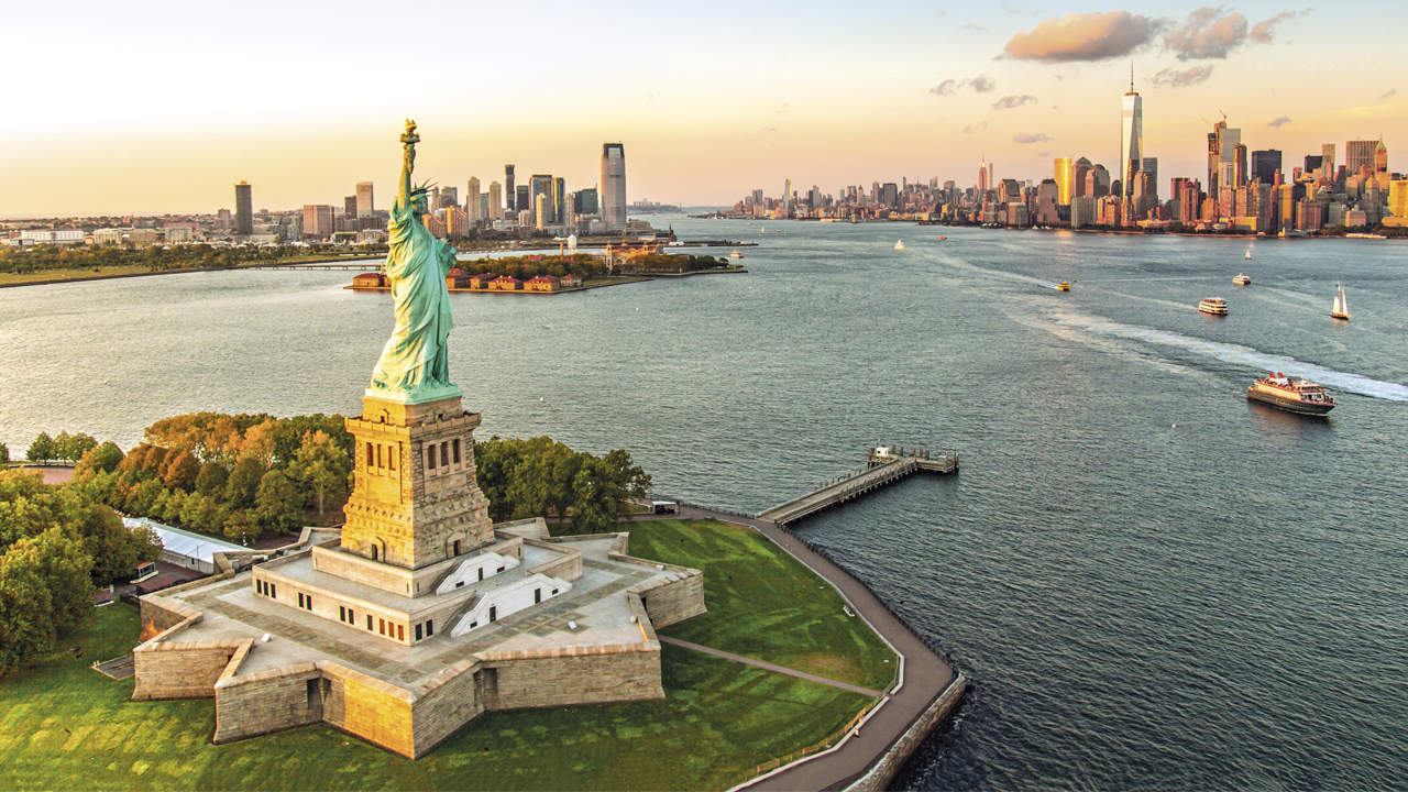  The Statue of Liberty: Icon of Freedom 
