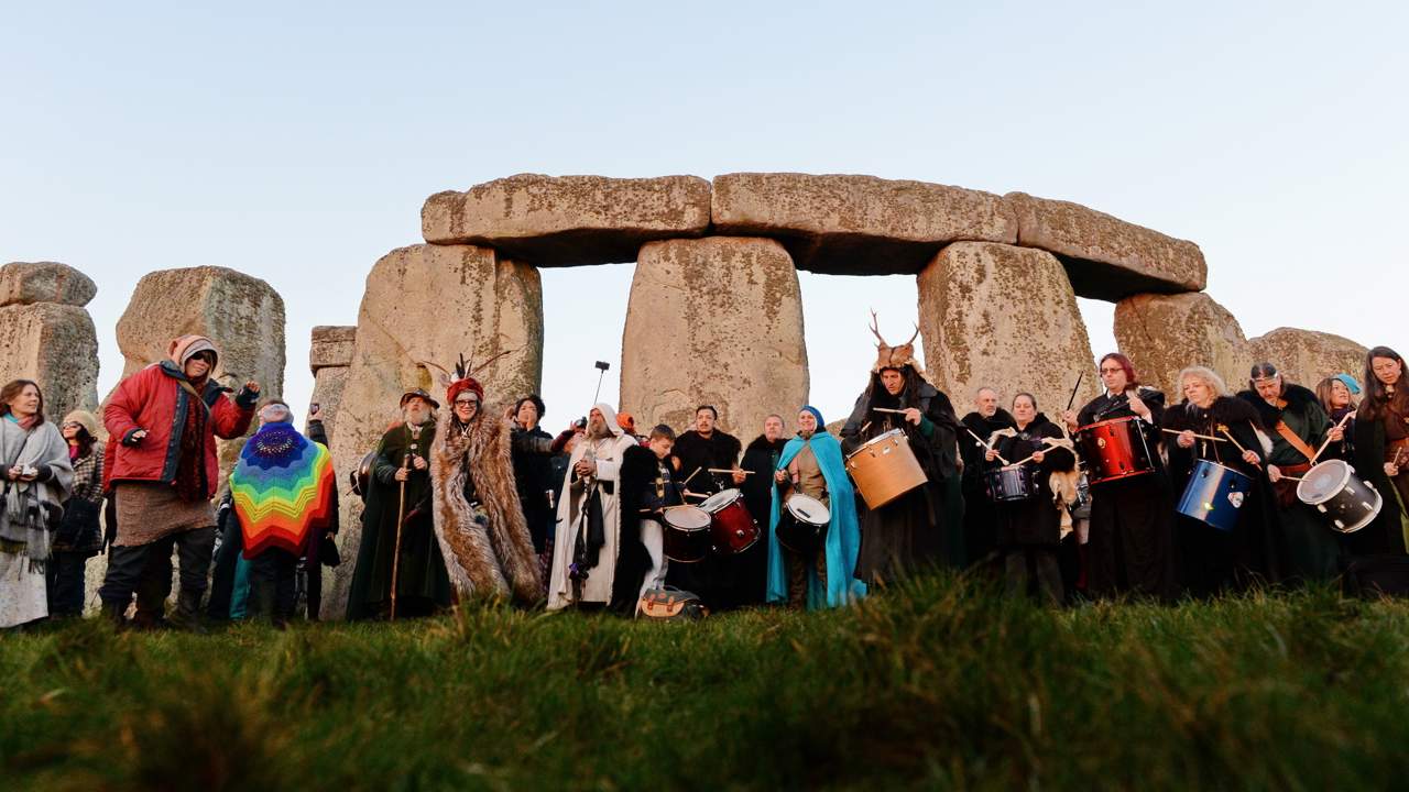 Solstizio d’estate: cos’è, quando cade e come si celebra nelle tradizioni anglosassoni