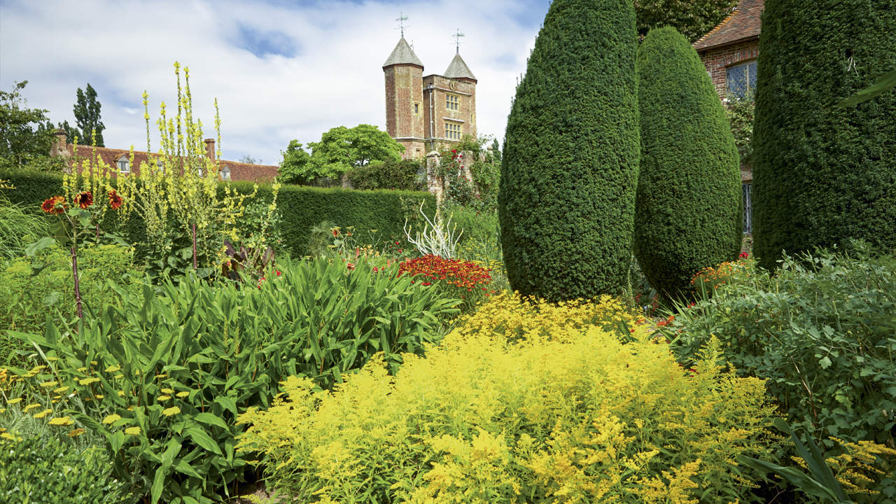 Sissinghurst  Castle Gardens: Romance and Roses