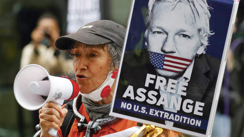 444 Julian Assange Gtres3